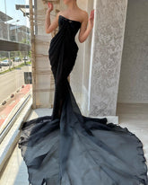 Glamouröses, langes, schwarzes, trägerloses Ballkleid mit Schlitz vorne